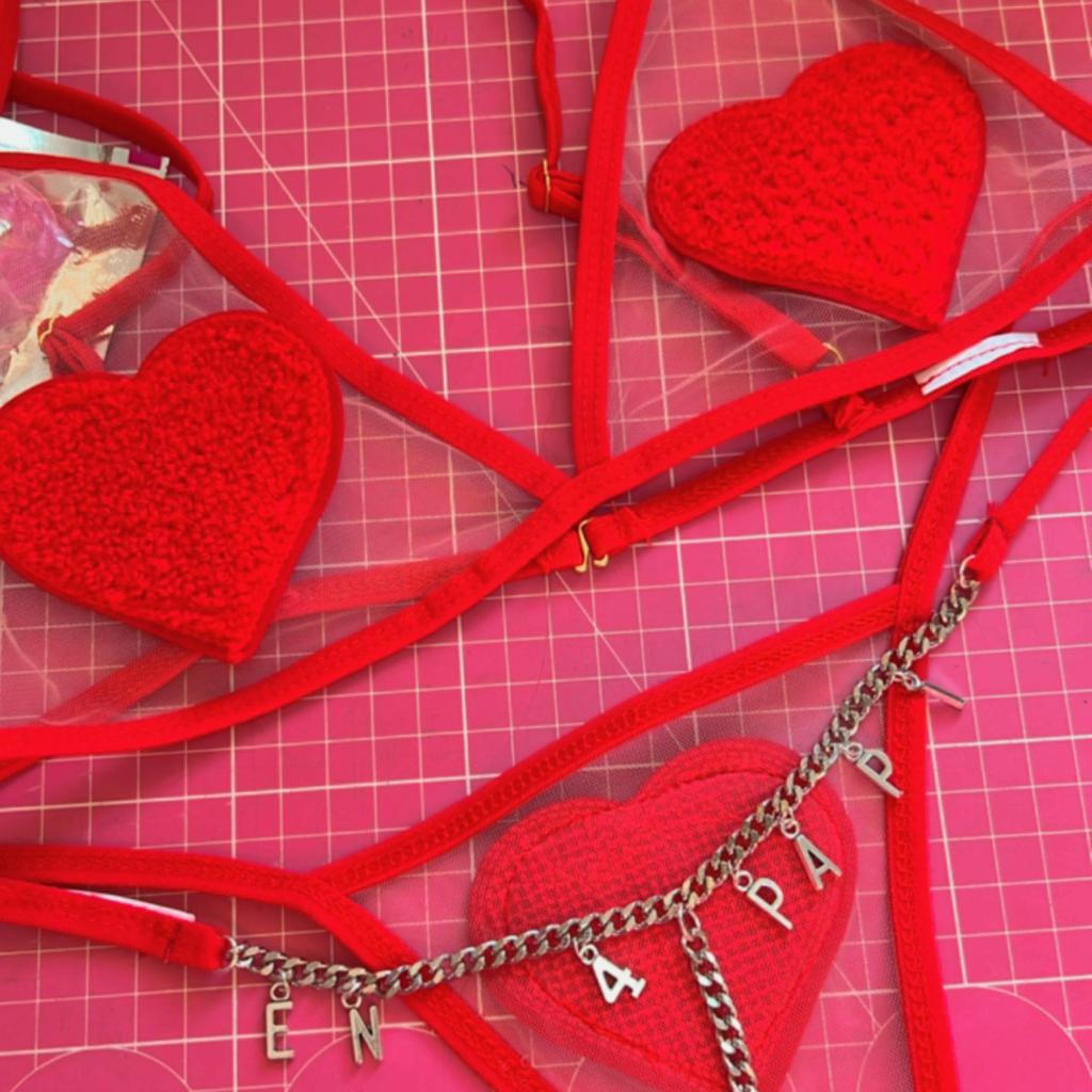Conjunto rojo, LOVE - desde