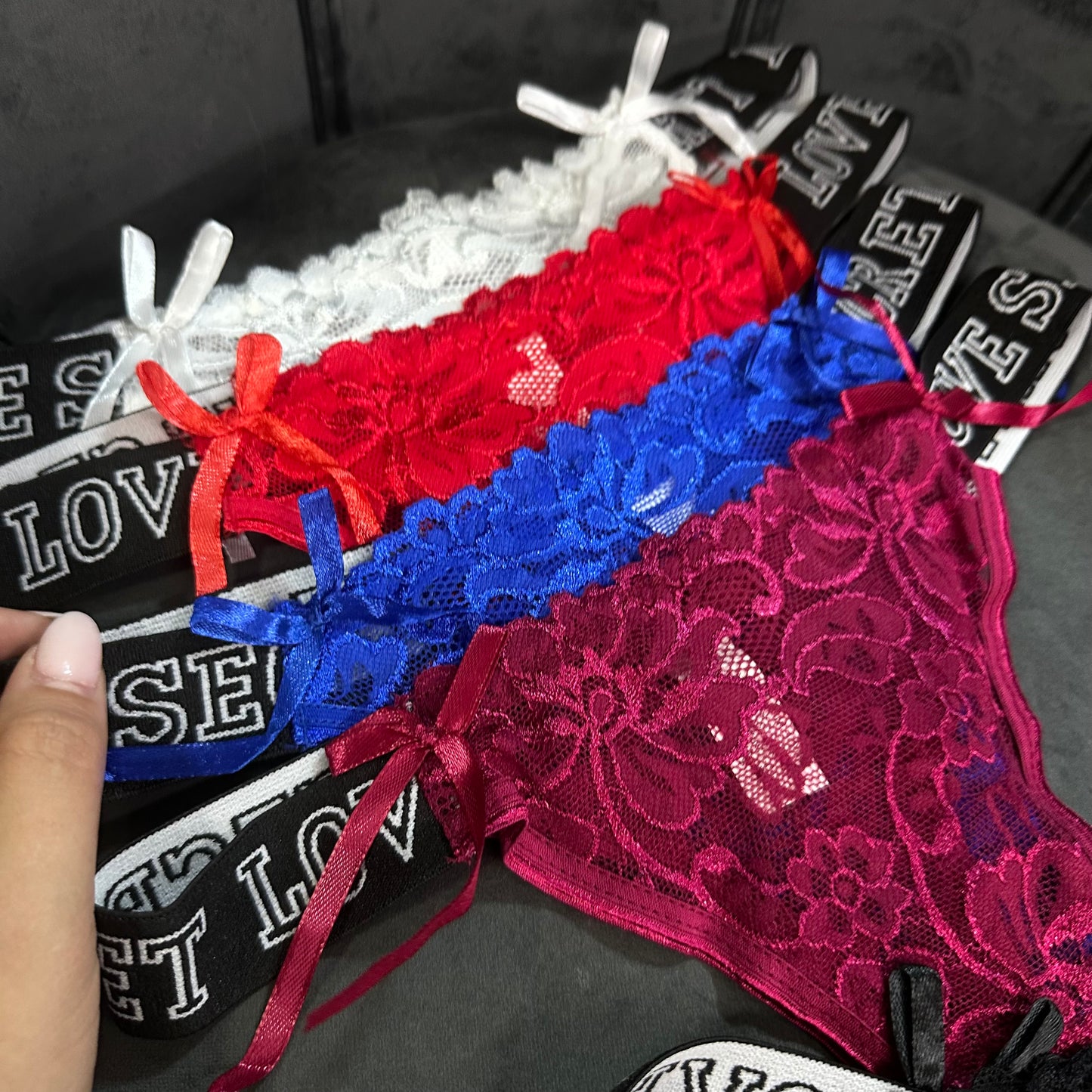 Modelo #34 con letras brillantes, desde